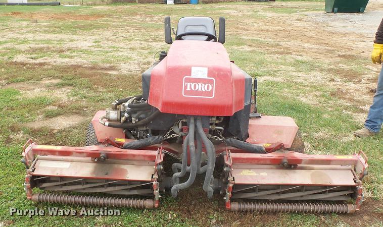 image for item DD2439 1999 Toro Reelmaster 2600D lawn mower