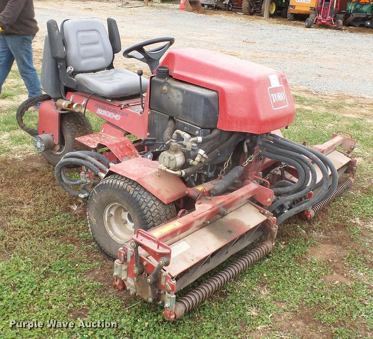 image for item DD2439 1999 Toro Reelmaster 2600D lawn mower