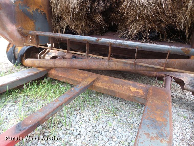 image for item DD2445 New Holland BR7090 round baler