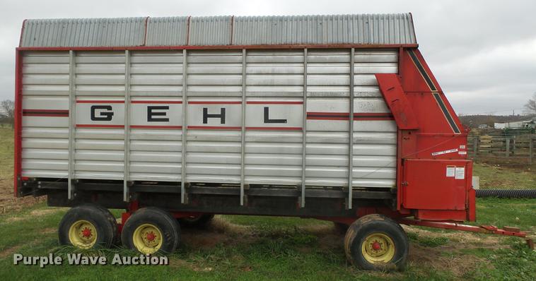 image for item DD2449 Gehl BU970 silage wagon