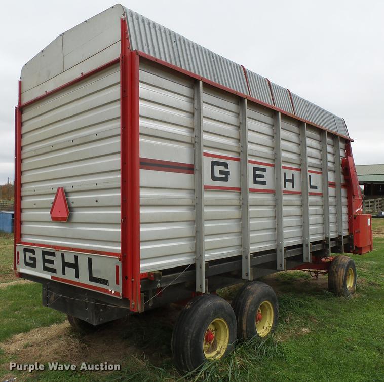 image for item DD2449 Gehl BU970 silage wagon