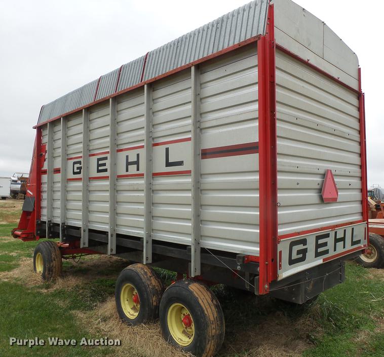 image for item DD2449 Gehl BU970 silage wagon
