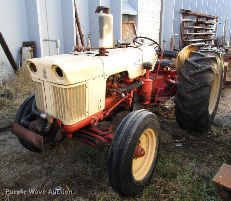 image for item DD3791 Case 440 tractor