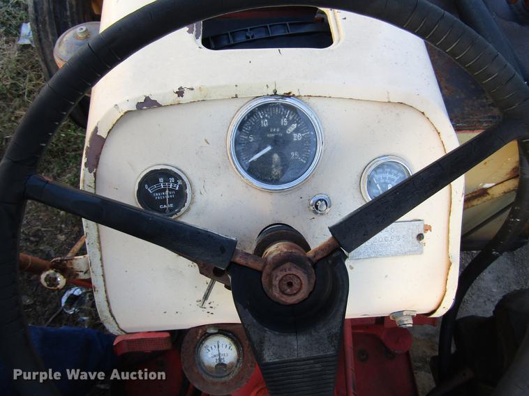 image for item DD3791 Case 440 tractor