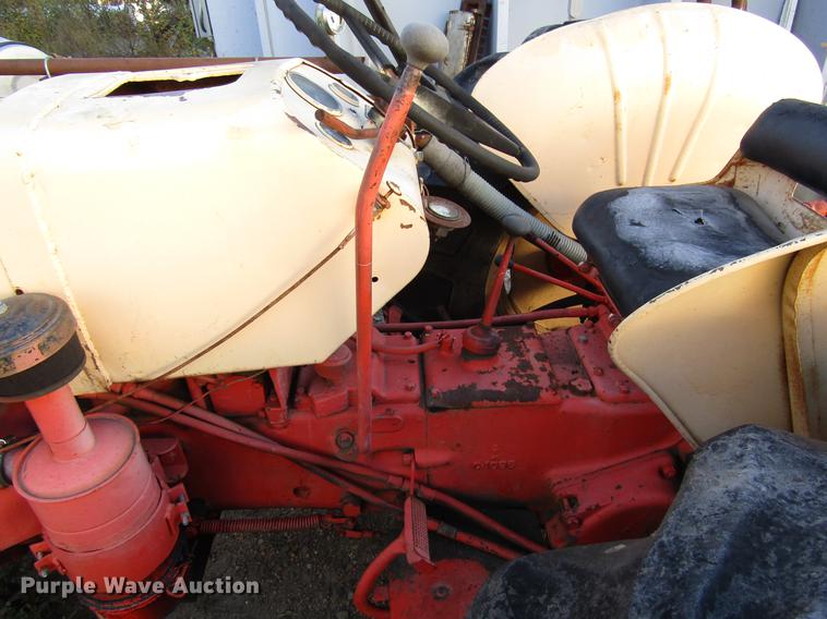 image for item DD3791 Case 440 tractor