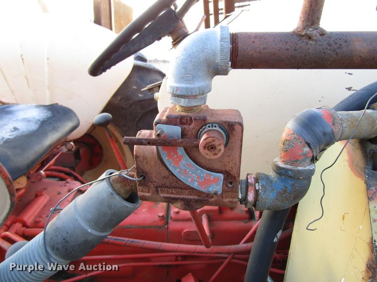 image for item DD3791 Case 440 tractor