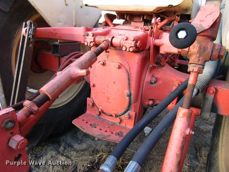 image for item DD3791 Case 440 tractor