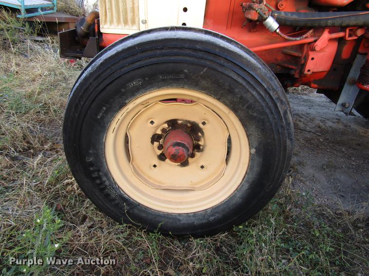 image for item DD3791 Case 440 tractor