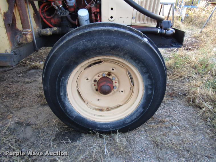 image for item DD3791 Case 440 tractor