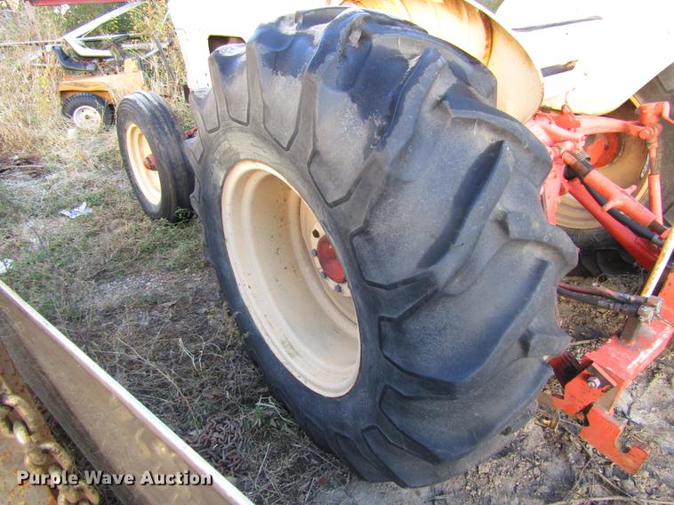 image for item DD3791 Case 440 tractor