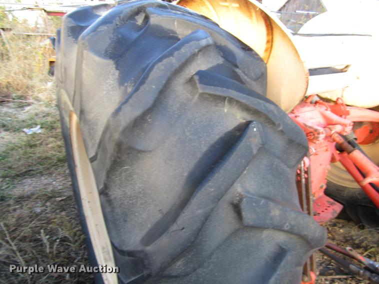 image for item DD3791 Case 440 tractor