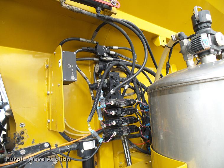 image for item DD5973 2002 Ag-Chem TerraGator 8103 applicator