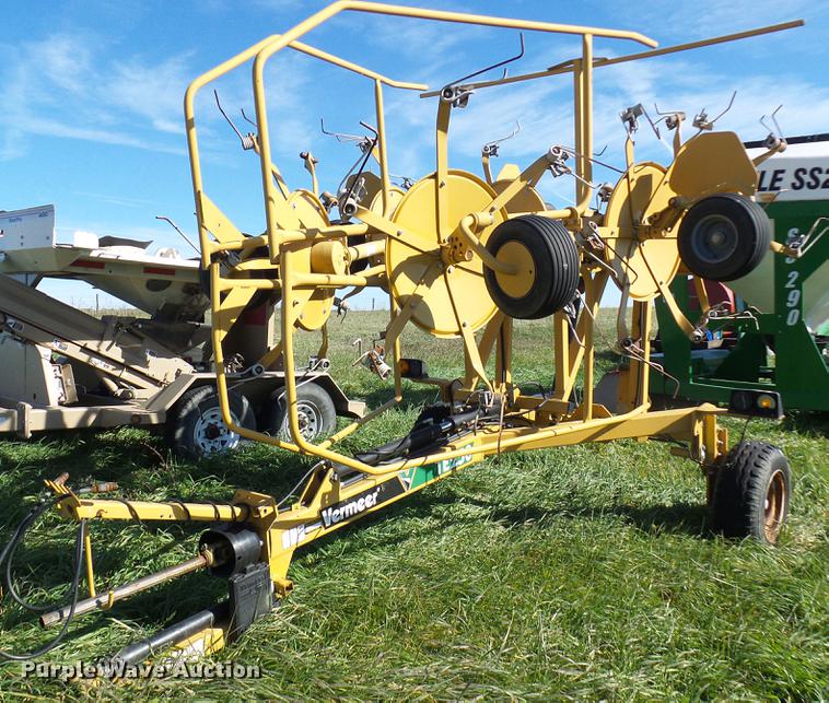 image for item DE5327 Vermeer TE250 hay tedder