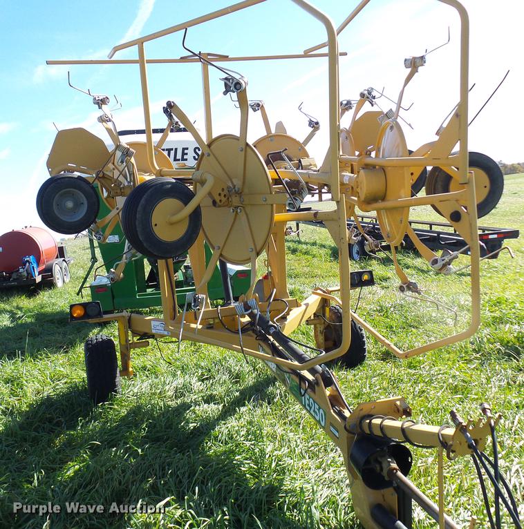 image for item DE5327 Vermeer TE250 hay tedder