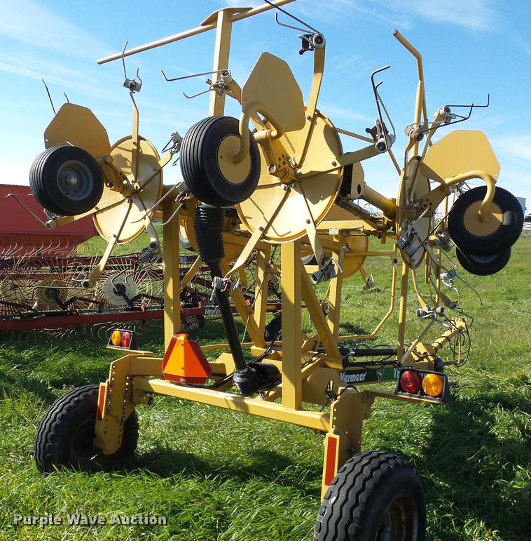 image for item DE5327 Vermeer TE250 hay tedder