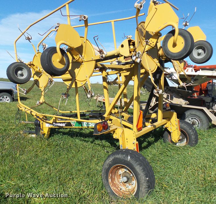 image for item DE5327 Vermeer TE250 hay tedder