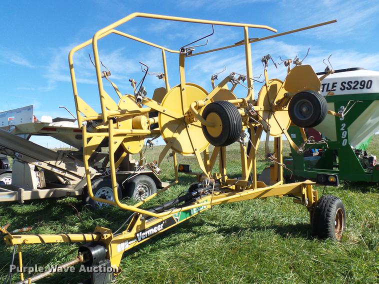 image for item DE5327 Vermeer TE250 hay tedder