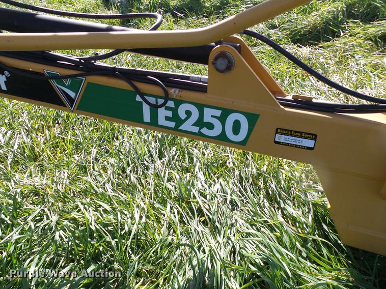image for item DE5327 Vermeer TE250 hay tedder