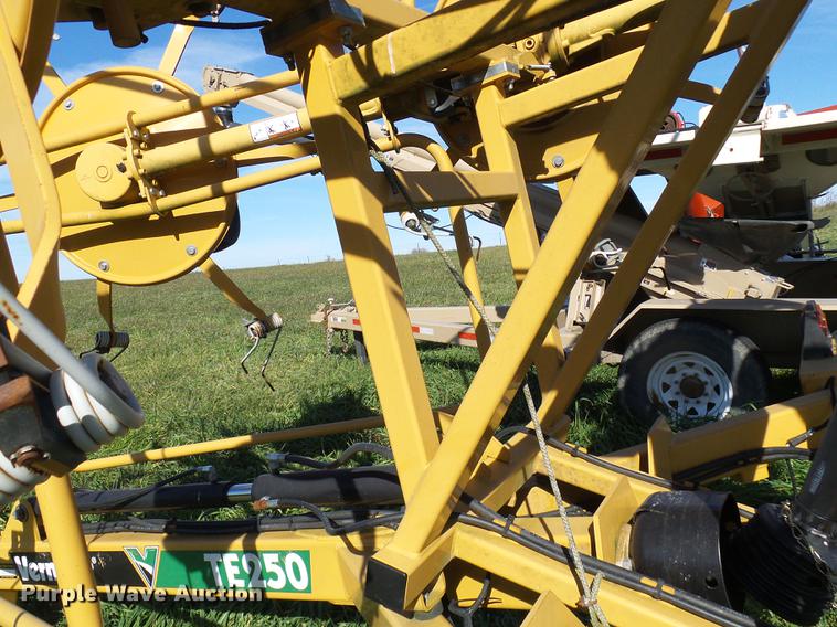 image for item DE5327 Vermeer TE250 hay tedder