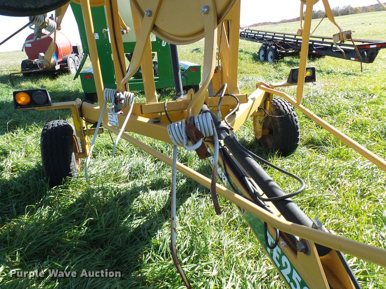 image for item DE5327 Vermeer TE250 hay tedder