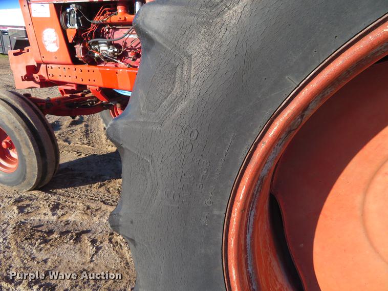 image for item DE6528 1979 International 1086 tractor