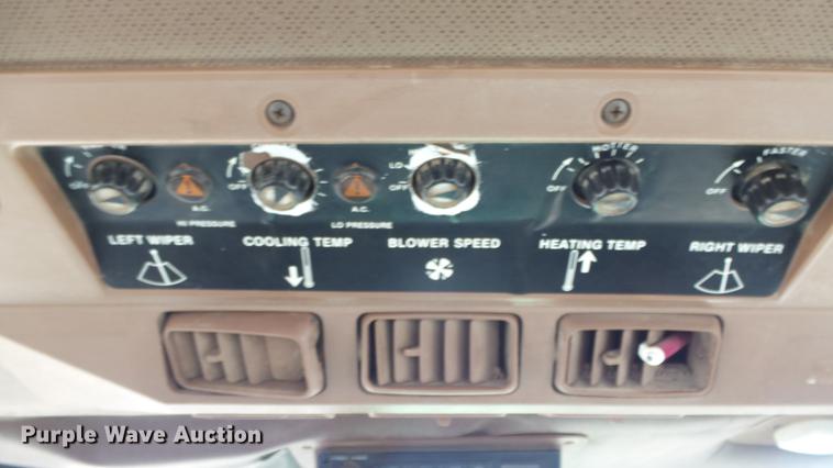 image for item DE7327 1982 John Deere 8650 4WD tractor