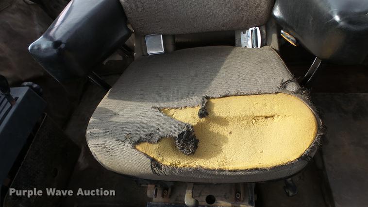 image for item DE7327 1982 John Deere 8650 4WD tractor