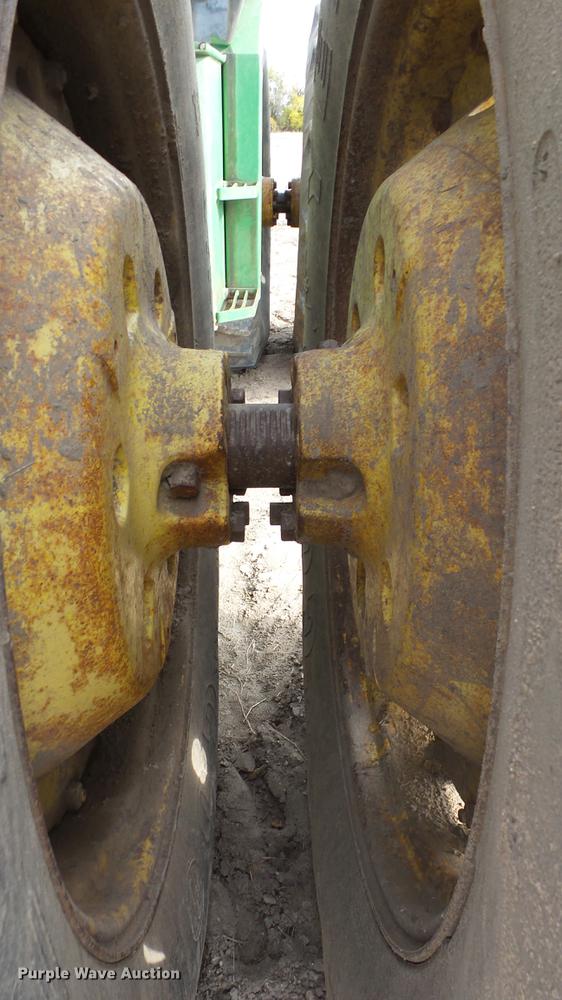 image for item DE7327 1982 John Deere 8650 4WD tractor