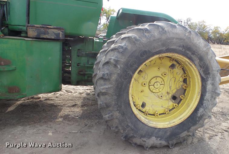 image for item DE7327 1982 John Deere 8650 4WD tractor