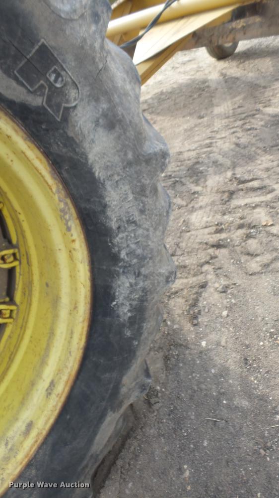 image for item DE7327 1982 John Deere 8650 4WD tractor