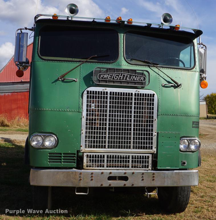 image for item DF1523 1984 Freightliner fertilizer tender truck
