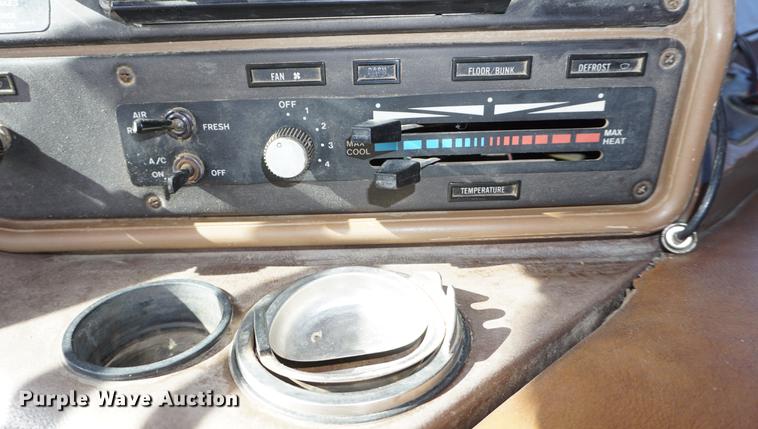 image for item DF1523 1984 Freightliner fertilizer tender truck