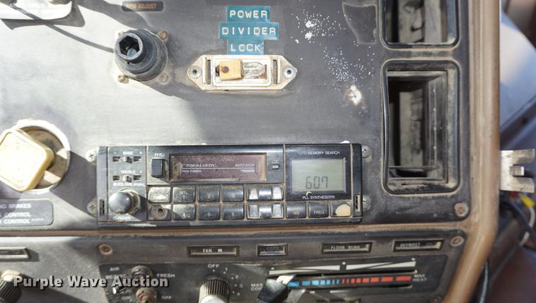 image for item DF1523 1984 Freightliner fertilizer tender truck