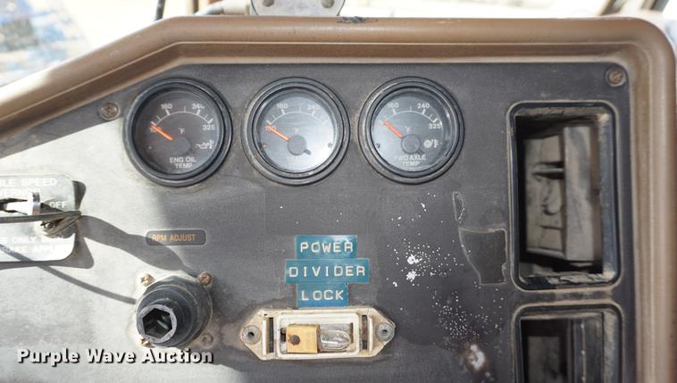 image for item DF1523 1984 Freightliner fertilizer tender truck