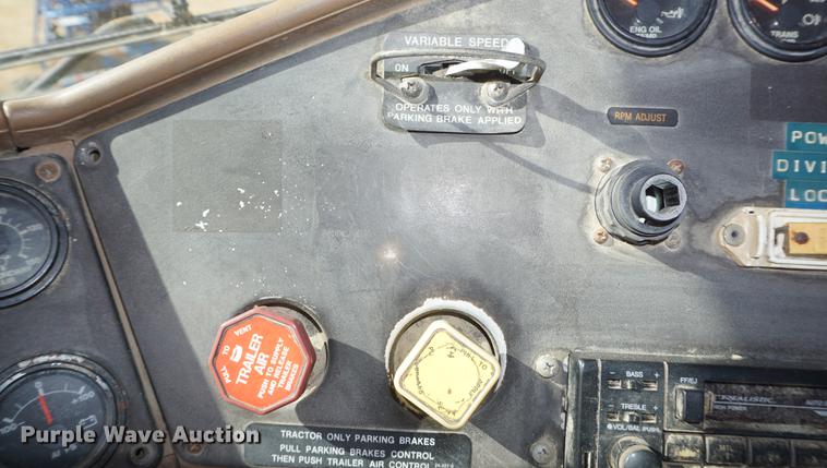 image for item DF1523 1984 Freightliner fertilizer tender truck