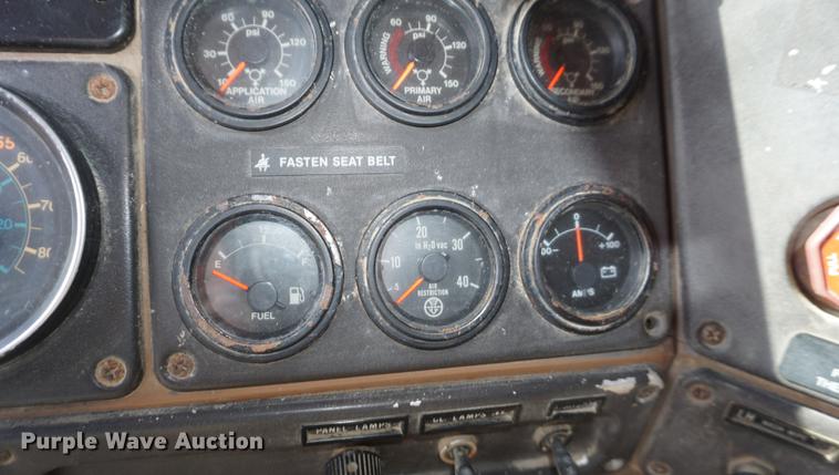 image for item DF1523 1984 Freightliner fertilizer tender truck