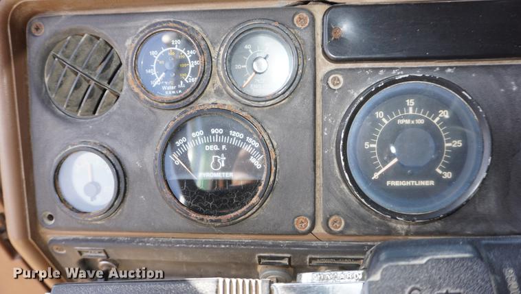 image for item DF1523 1984 Freightliner fertilizer tender truck