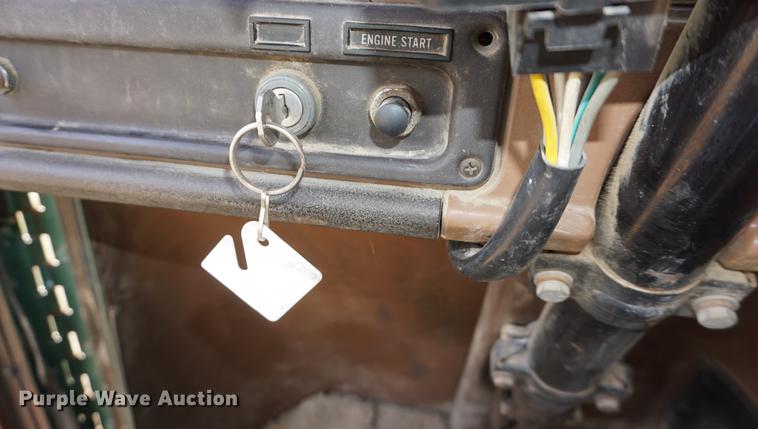 image for item DF1523 1984 Freightliner fertilizer tender truck