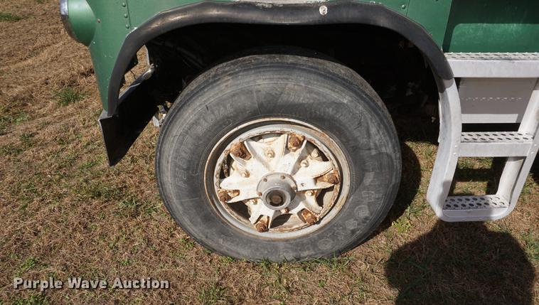 image for item DF1523 1984 Freightliner fertilizer tender truck