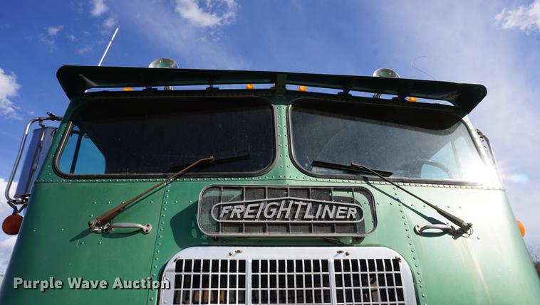 image for item DF1523 1984 Freightliner fertilizer tender truck