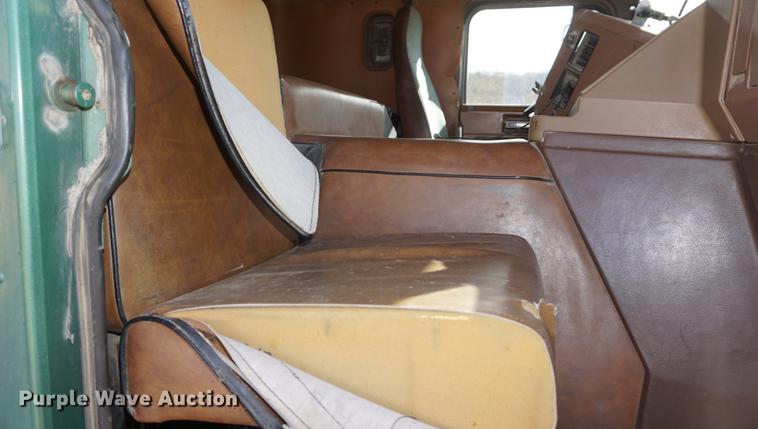 image for item DF1523 1984 Freightliner fertilizer tender truck