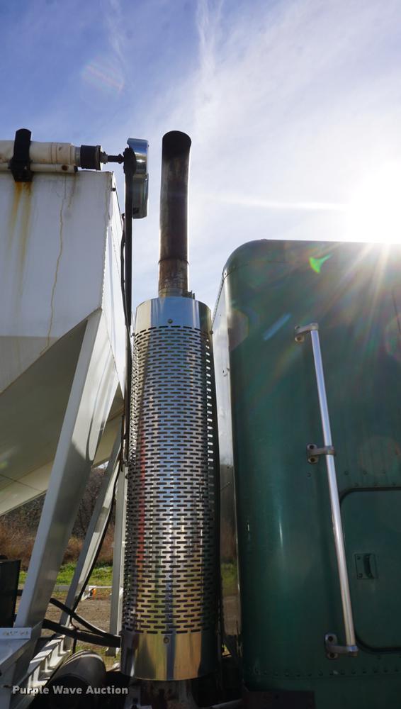 image for item DF1523 1984 Freightliner fertilizer tender truck