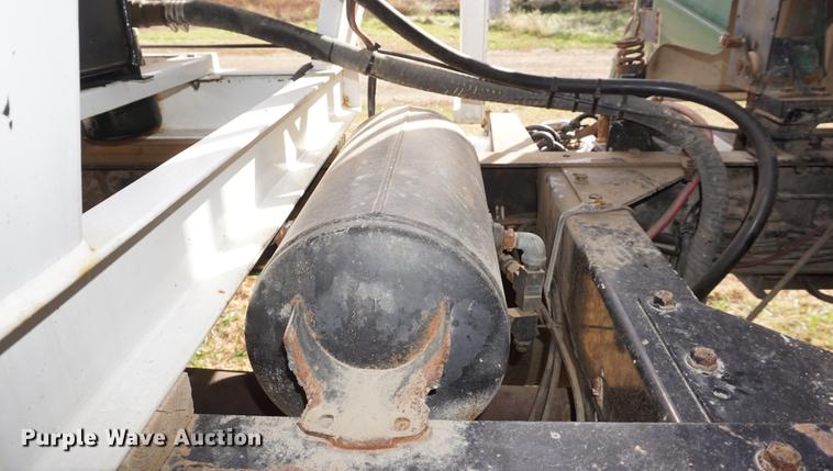 image for item DF1523 1984 Freightliner fertilizer tender truck