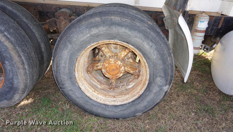 image for item DF1523 1984 Freightliner fertilizer tender truck