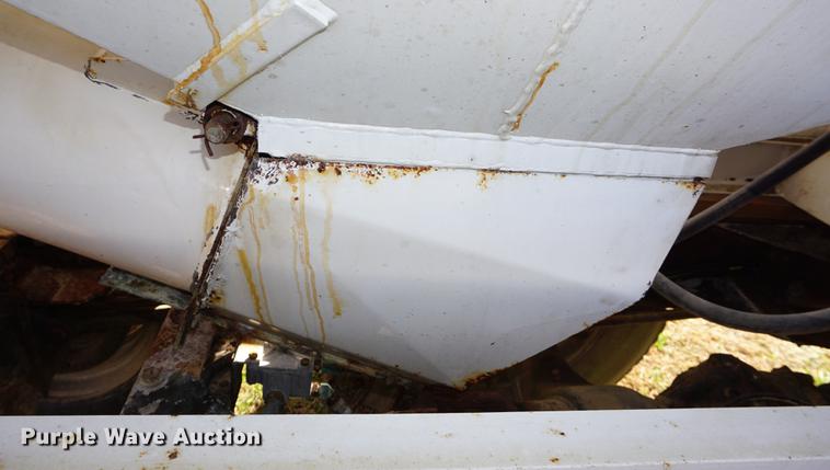 image for item DF1523 1984 Freightliner fertilizer tender truck