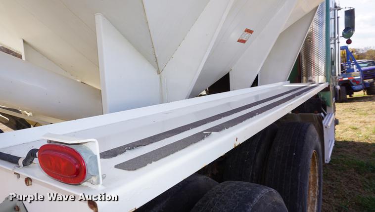 image for item DF1523 1984 Freightliner fertilizer tender truck