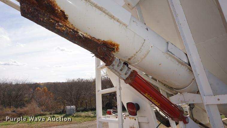 image for item DF1523 1984 Freightliner fertilizer tender truck