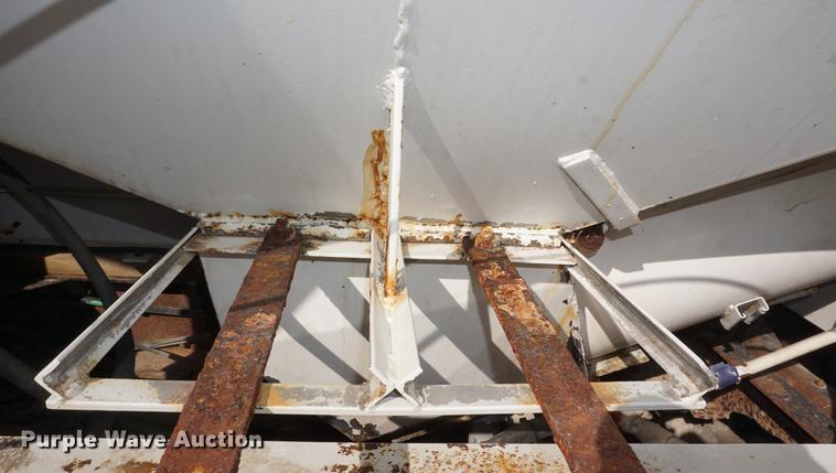 image for item DF1523 1984 Freightliner fertilizer tender truck