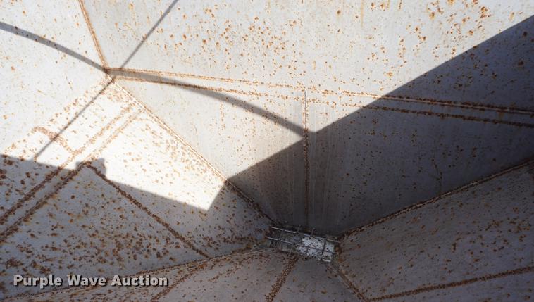 image for item DF1523 1984 Freightliner fertilizer tender truck