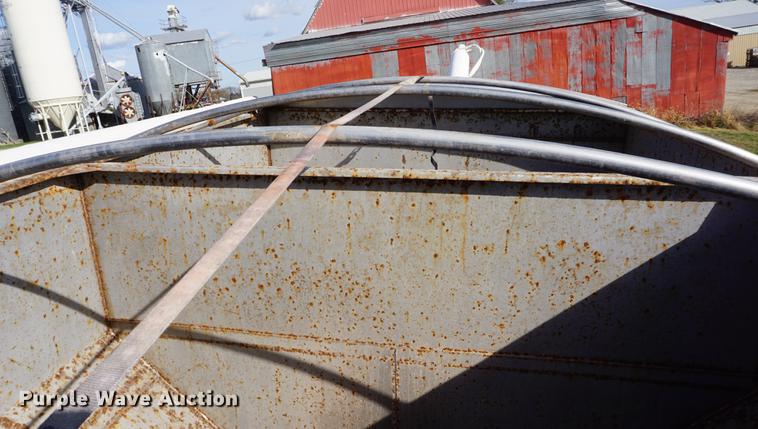 image for item DF1523 1984 Freightliner fertilizer tender truck